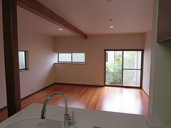 フロア：床　場所：住宅　素材：ケンパスフローリング貼り（無垢）柾目　W90×t15　ウレタン塗装