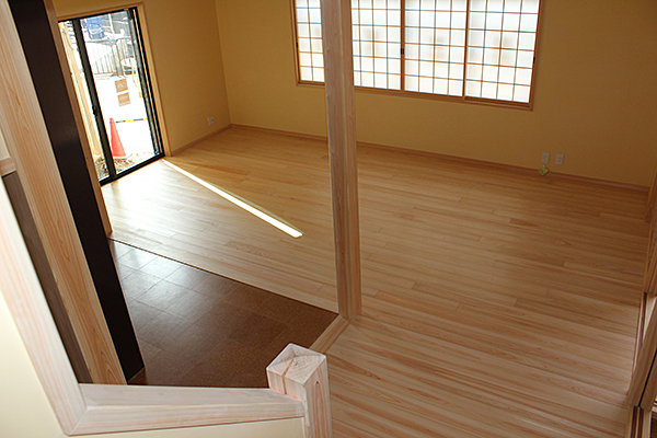 フロア：床　場所：住宅　素材：国産桧フローリング（無垢）板目　W108×t15　無塗装