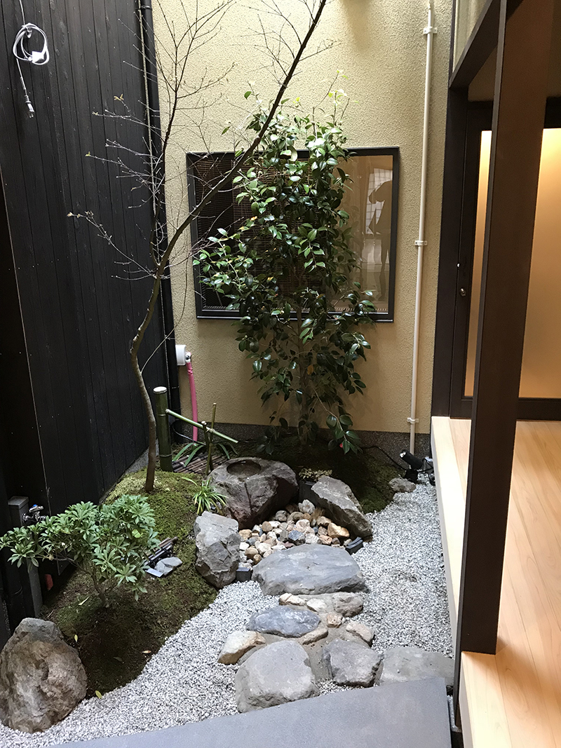 京町屋を改修したゲストハウス　バルコニー・庭
