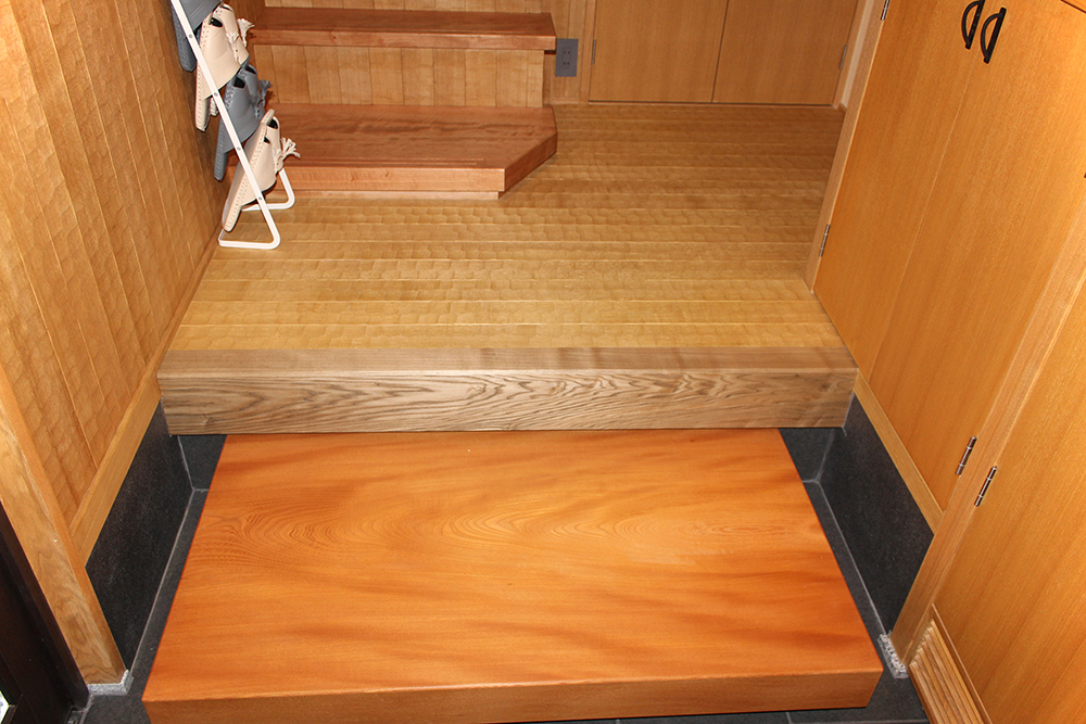 玄関（踏み台・欅　床・栗　手ナグリ加工）