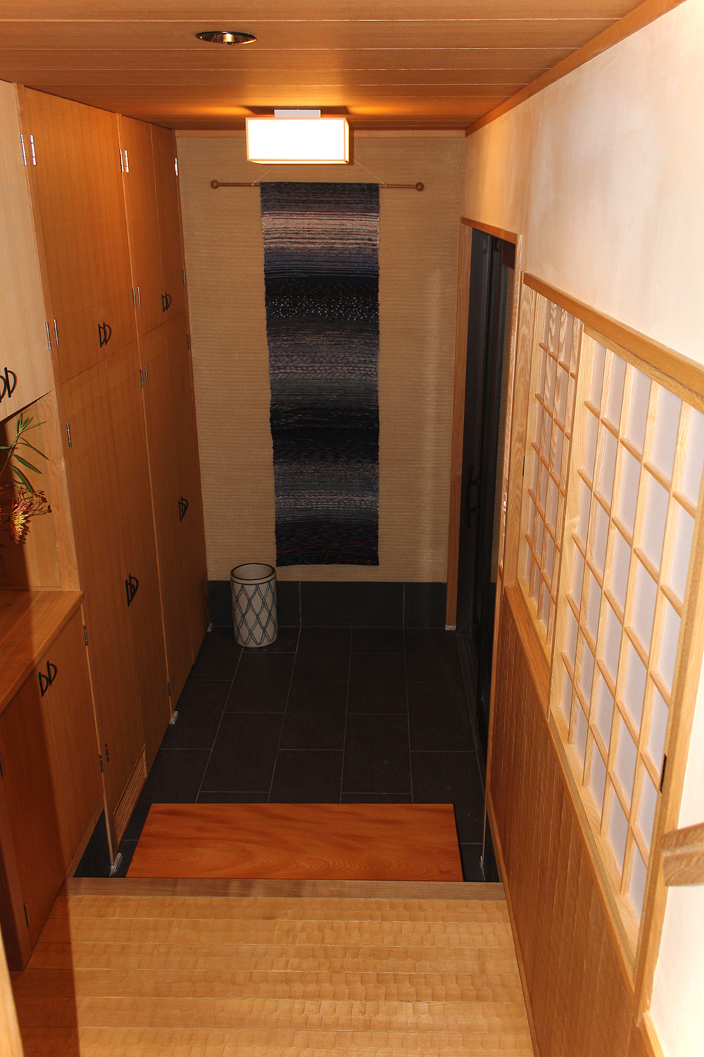 玄関（内法材・タモ）