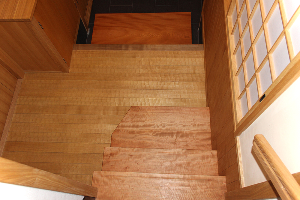 玄関ホール（階段段板・桜）