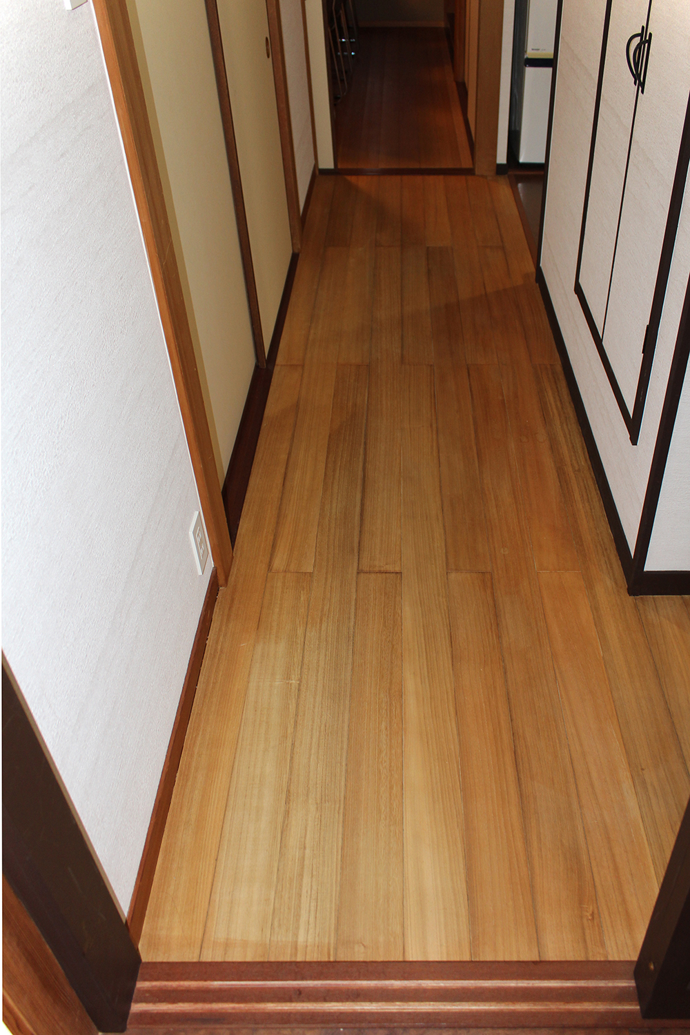 2階廊下（桐フローリング・柿渋塗り）
